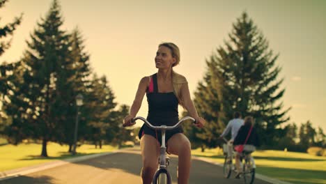 Junge-Frau-Radelt-Im-Sommerpark-Mit-Dem-Fahrrad.-Glückliche-Frau,-Die-Fahrrad-Fährt