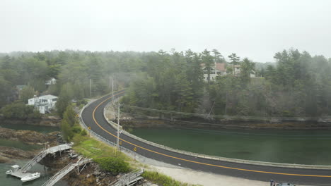 Volar-Sobre-Imágenes-Aéreas-De-Drones-Sobre-La-Costa-En-Harpswell,-Condado-De-Cumberland,-Maine-En-Un-Día-De-Niebla