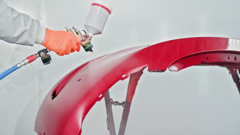 pintura de parachoques de automóviles en un taller de carrocería