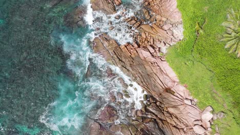 Luftaufnahme-Von-Wellen,-Die-An-Der-Unbewohnten-Küste-Von-Anse-Songe-Auf-La-Digue,-Einer-Insel-Der-Seychellen,-Brechen