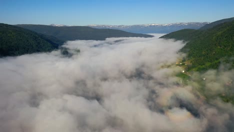 Luftaufnahmen-Schöne-Natur-Norwegen-über-Den-Wolken.