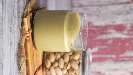 mantequilla de pistacho y pistachos