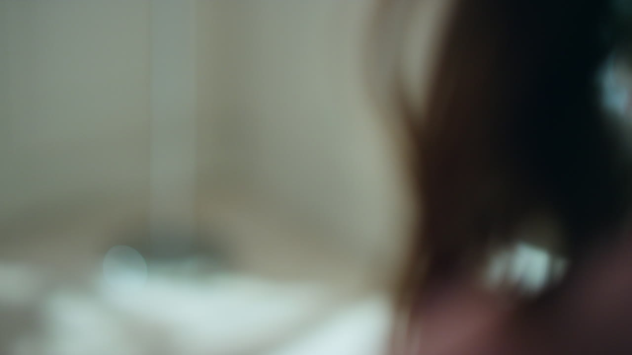 저녁에 chromecast 스마트폰을 들고 있는 클로즈업 손.