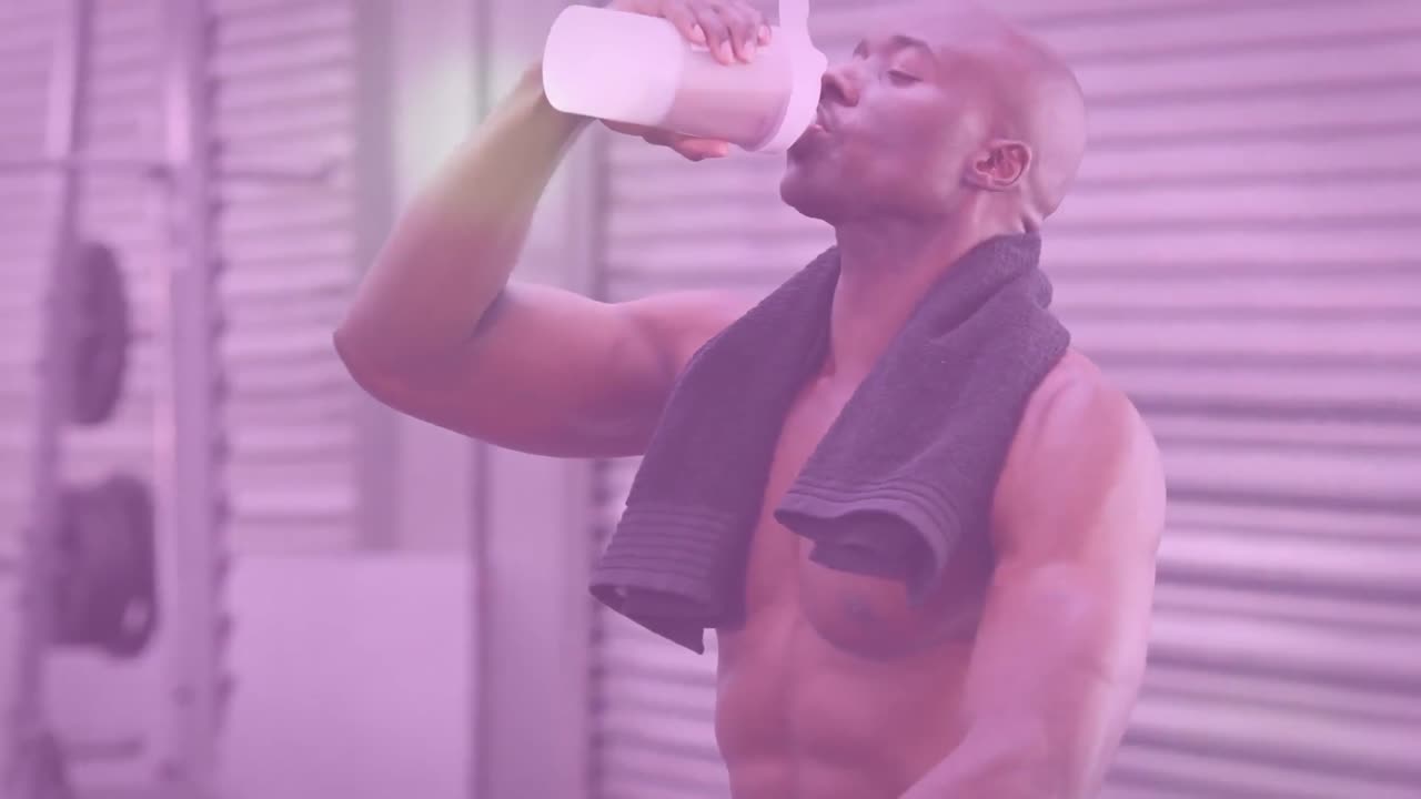 animación de manchas brillantes sobre un hombre fuerte haciendo ejercicio en el gimnasio