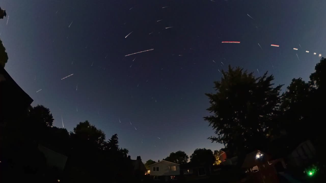 estrellas corriendo a través de un cielo nocturno