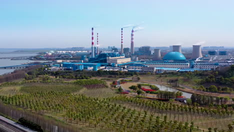 vista aérea de un puerto marítimo, una gran fábrica de petróleo, una fábrica de gas con tuberías, grandes tanques de almacenamiento, una refinería de depósito de petróleo y un camión que transporta combustible y gasolina.