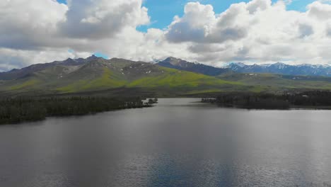 video de drones de 4k de montañas alrededor del lago otto cerca de healy, alaska en un día soleado de verano