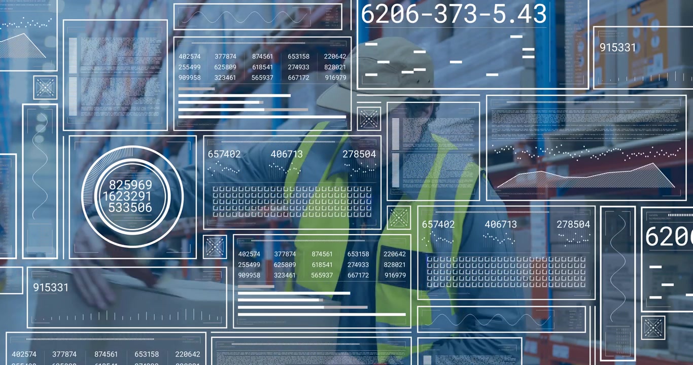 Lagerarbejder scanner en kasse med en håndholdt scanner og opdaterer logistiklagerdiagram-overlays.