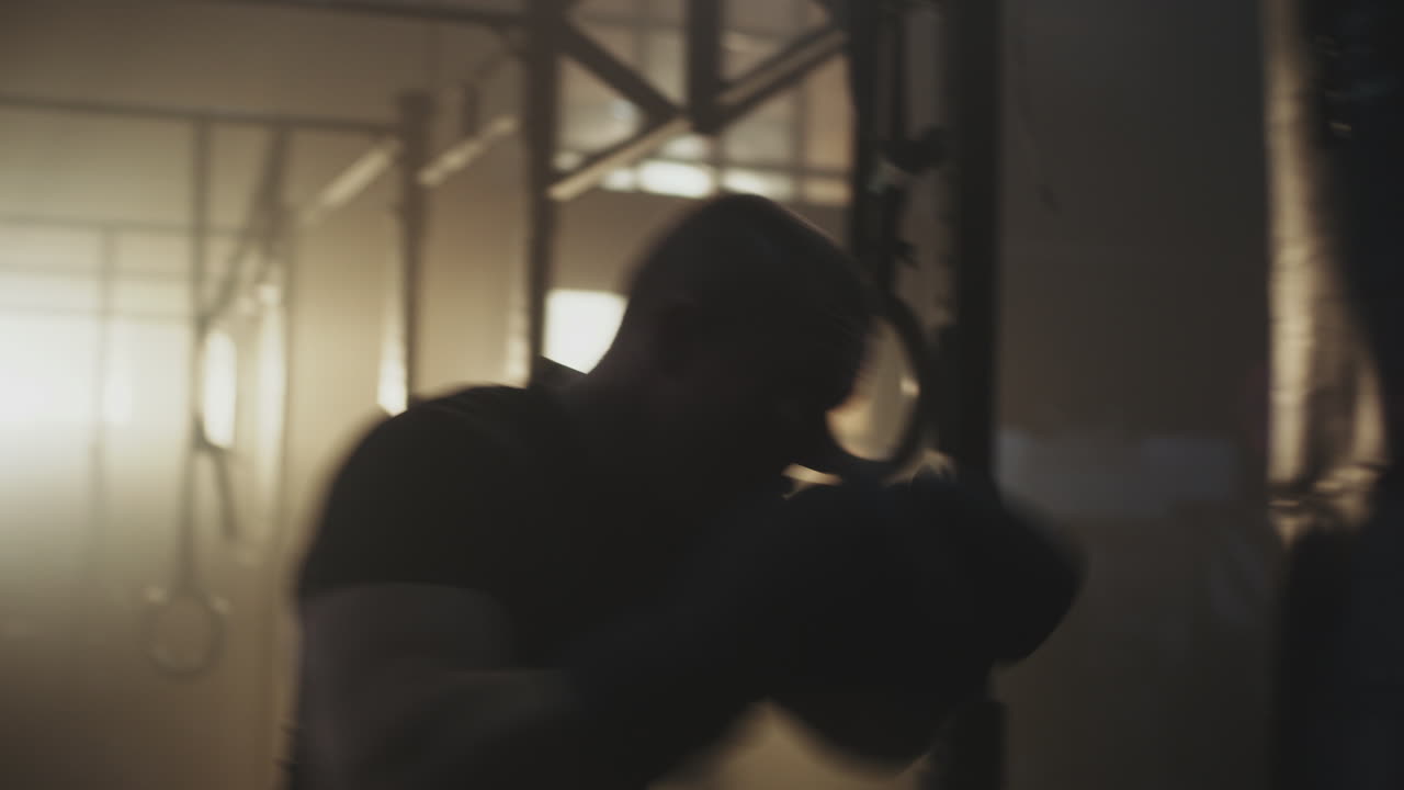 Uomo che fa boxe in palestra