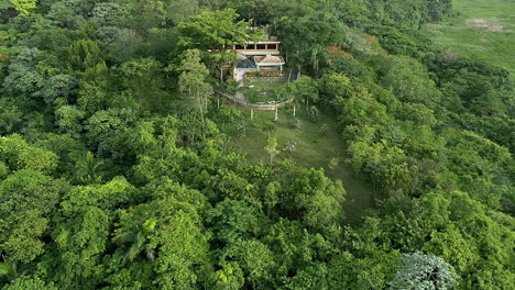 Restaurante-La-Cotorra-Inmerso-En-Una-Frondosa-Vegetación-Del-Parque-Norte-Mirador,-Santo-Domingo