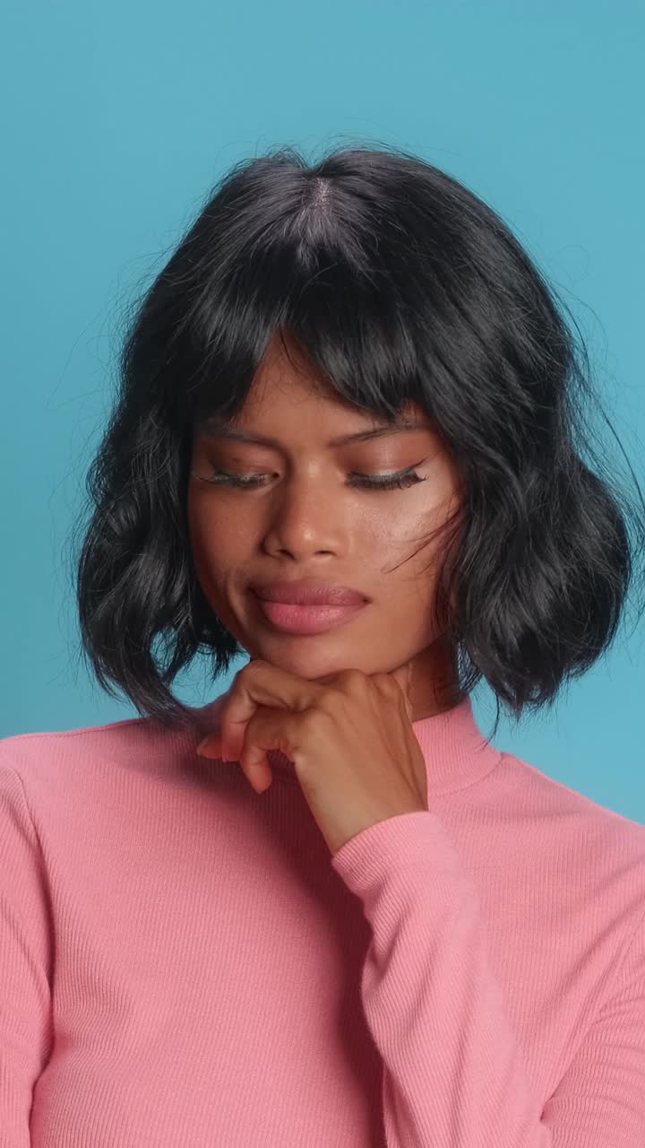 retrato único de un individuo reflexivo contra un fondo azul vibrante