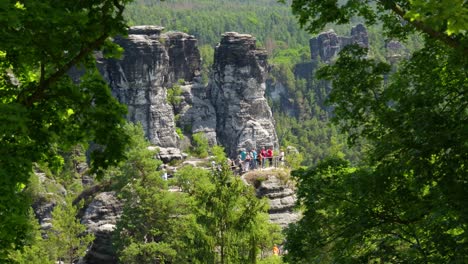 menschen beobachten felsformationen im nationalpark der böhmischen schweiz