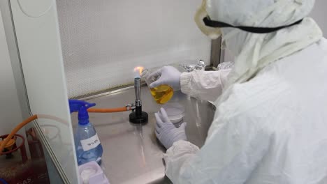 científico que lleva a cabo un experimento en un laboratorio