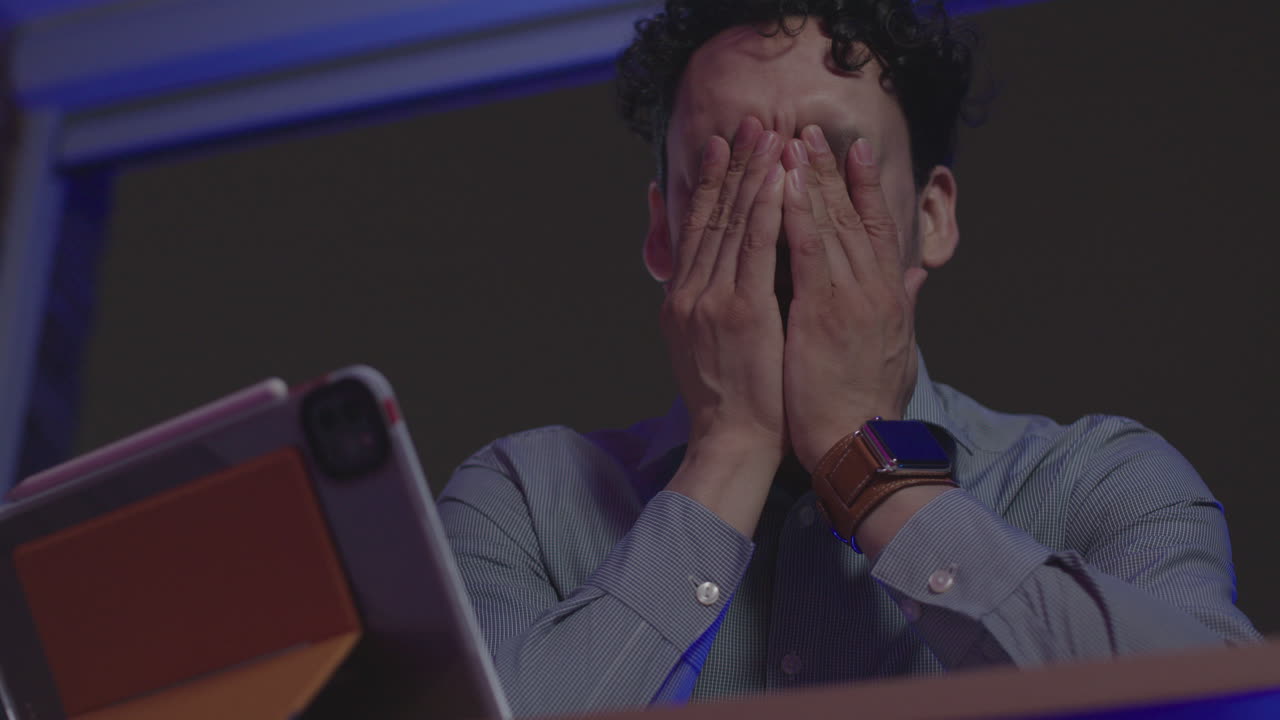 일 중독자 사업가 기업가 직장에서 늦은 밤 오버타임 피곤하고 지친 느낌