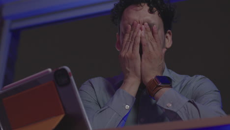 hombre de negocios adicto al trabajo empresario agotado en el trabajo tarde en la noche horas extras sintiéndose cansado y agotado