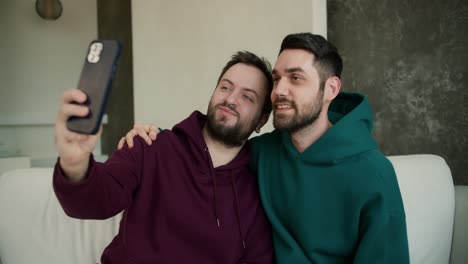 Atractiva-Pareja-Gay-Tomando-Fotos-Selfie-En-Un-Teléfono-Móvil-Para-Las-Redes-Sociales