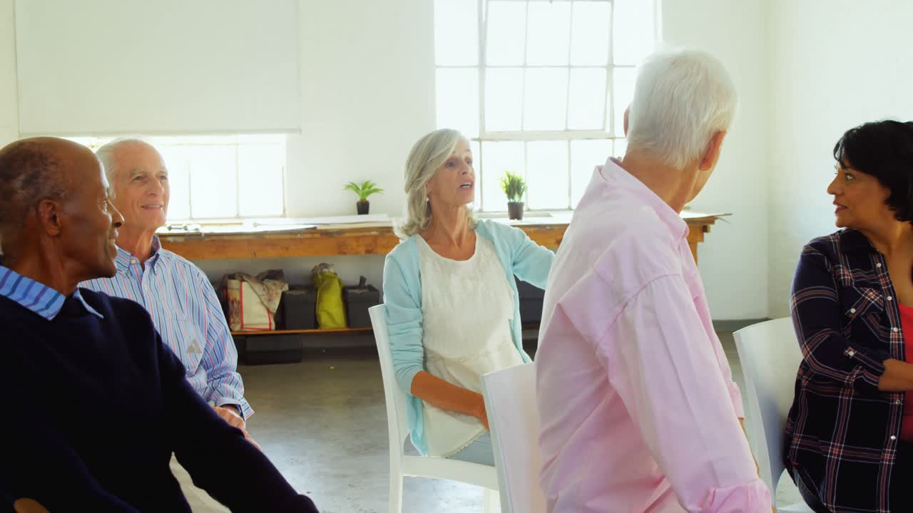 서로 상호작용하는 사람들의 그룹 4k