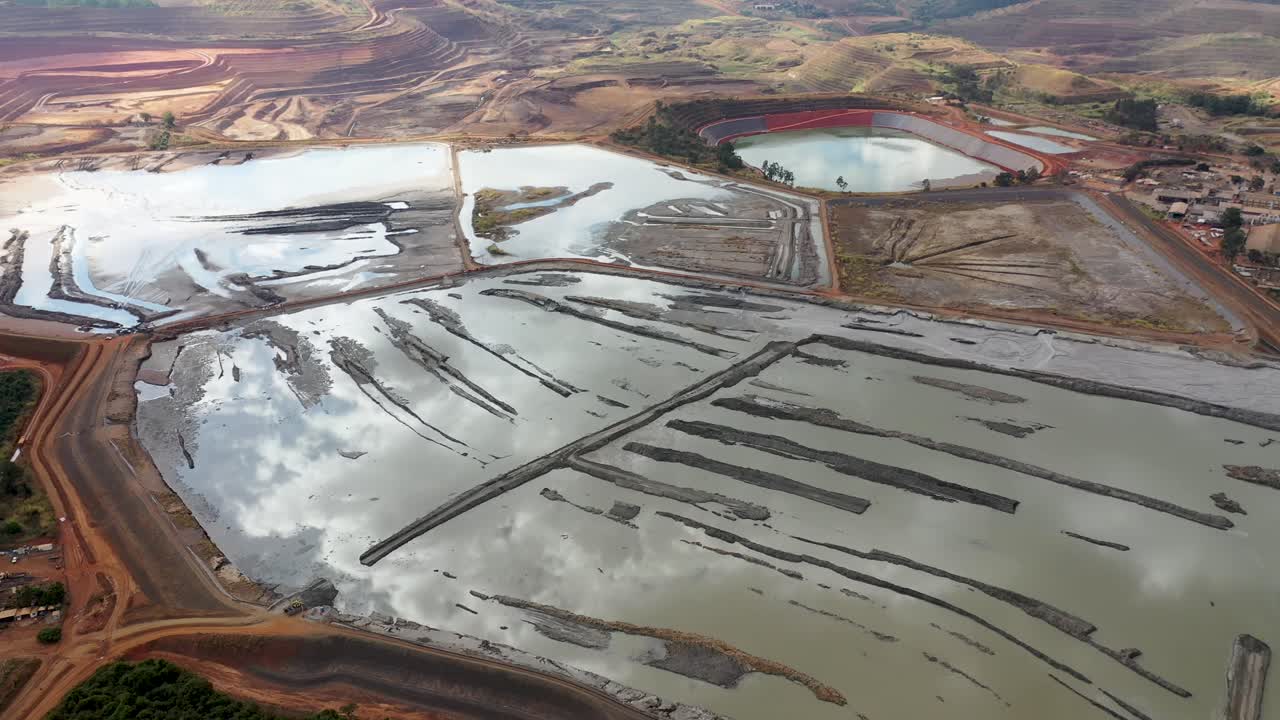 vista aérea de la presa de relaves de una planta de procesamiento de niobio y fosfato