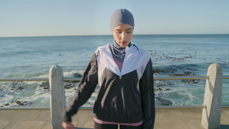 playa, fitness y mujer en hijab estirándose