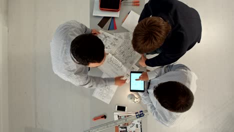 vista superior de los constructores discutiendo el proyecto en el interior. construcción, renovación, reparación, trabajo en equipo y concepto de personas