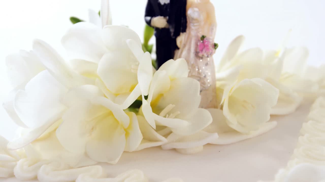 花で飾られたフィギュアのカップル