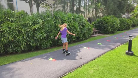 chica patinando en un parque