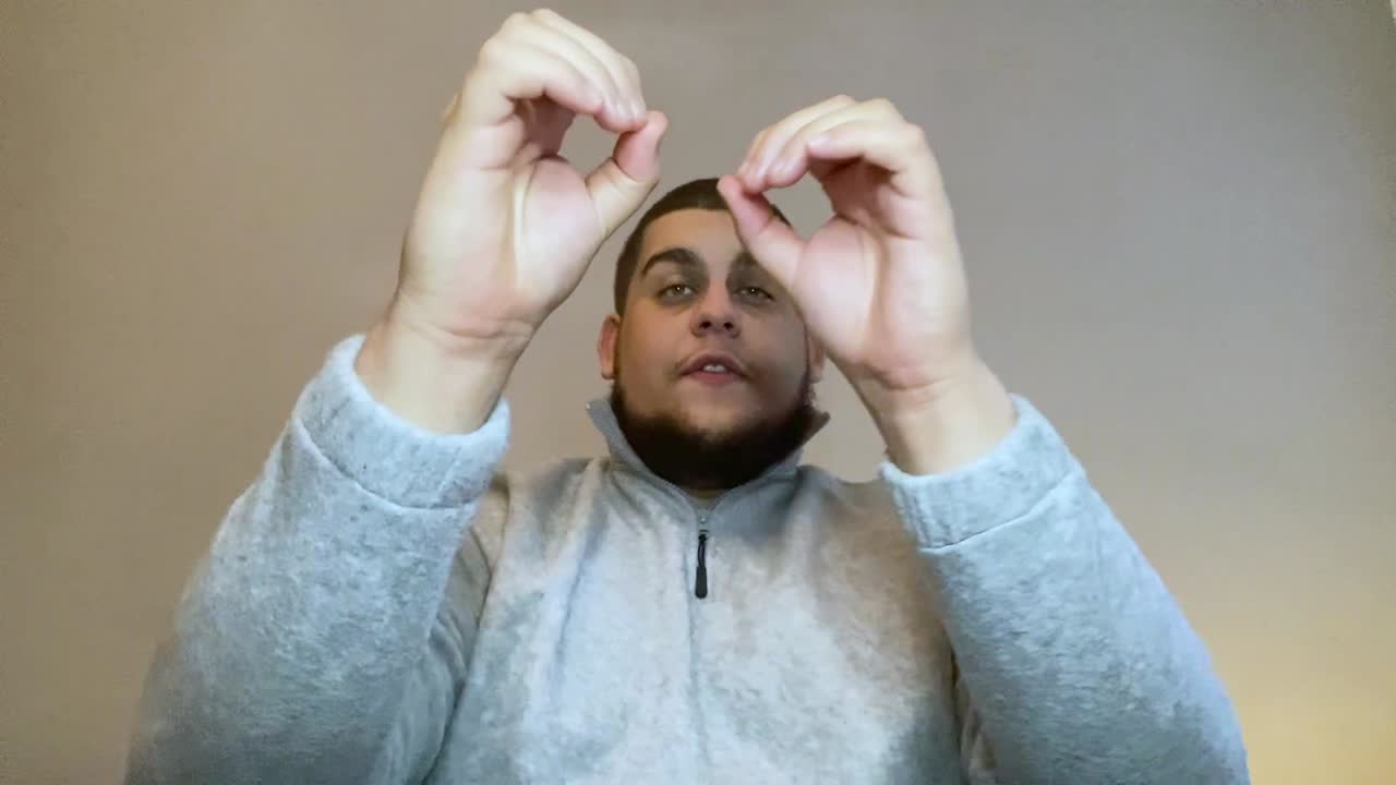 joven estudiante universitario presentando y hablando directamente a la cámara