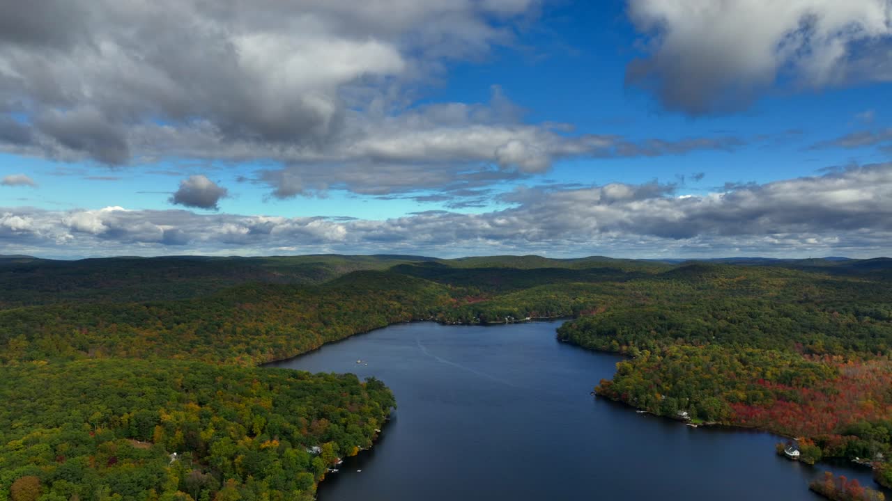 una vista de gran altitud sobre el lago oshawawana en nueva york durante el otoño en un hermoso día