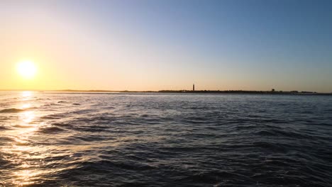 Tiro-Hacia-Atrás-Durante-La-Puesta-De-Sol-En-New-Smyrna-Beach-Y-Ponce-Inlet,-Florida