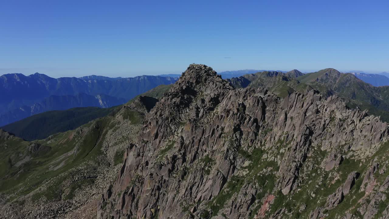 이탈리아 라고라이(lagorai)에 있는 산의 바위가 많고 가파른 면을 내려다보며 놀라운 풍경을 자랑합니다.