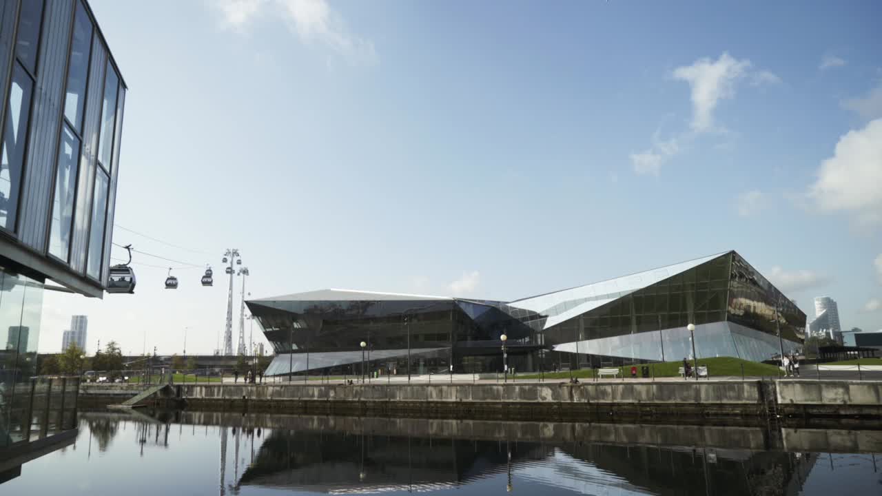 런던의 도클랜드 (docklands) 에 있는 모던 아키텍처.