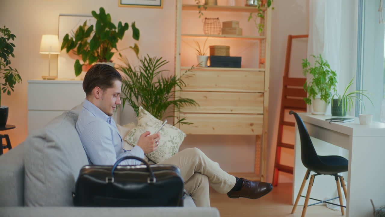 사업가 는 태블릿 에 이메일 을 쓰고 있다