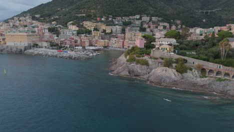 Vista-Costera-De-Génova-Nervi,-Italia-Con-Edificios-Coloridos-Y-Mar-En-Calma,-Toma-Aérea