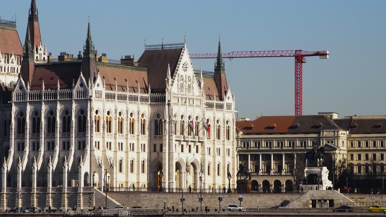부다페스트 시내의 풍경, 의회 건물과 빛 날의 도나우 강, 고 양식의 건축물, 중거리 촬영