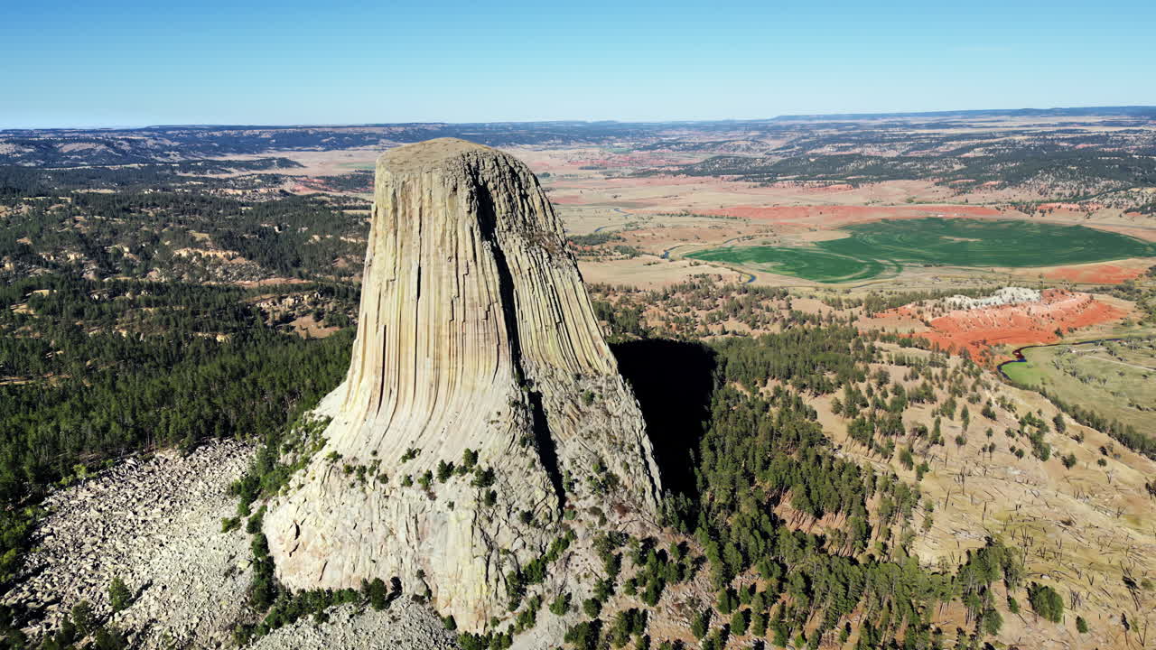 Vista aerea con drone del Monumento Nazionale Devils Tower che si erge imponente sopra il paesaggio circostante in Wyoming, USA
