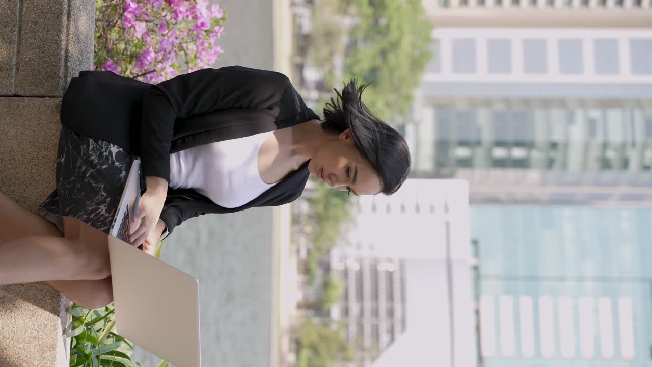 야외에서 노트북으로 일하는 사업가