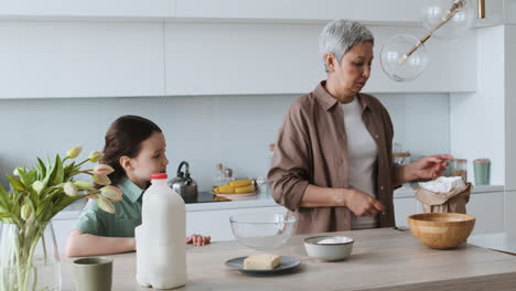 la abuela y la niña horneando