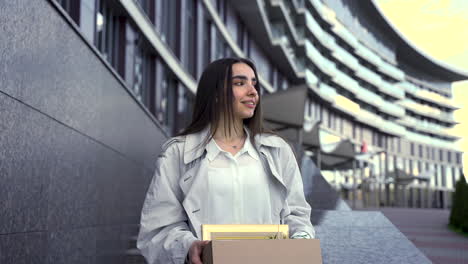 una mujer bonita acaba de dejar su trabajo