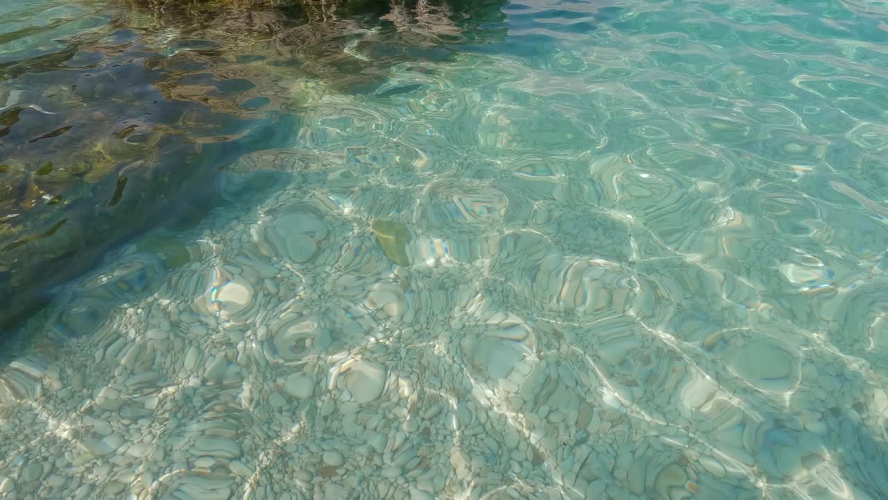 Agua de mar turquesa cristalina, playa Bataria, Corfú, Grecia