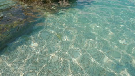 Agua-De-Mar-Turquesa-Cristalina,-Playa-De-Bataria,-Corfú,-Grecia