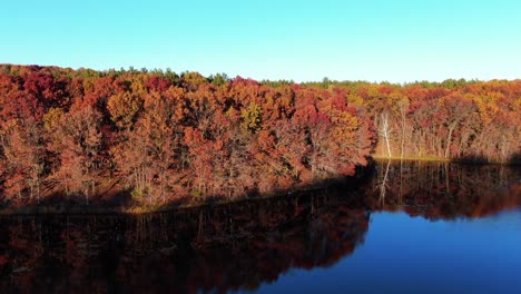 Wunderschöne-Aufnahme-Der-Goldenen-Stunde-über-Einem-See-In-Wisconsin