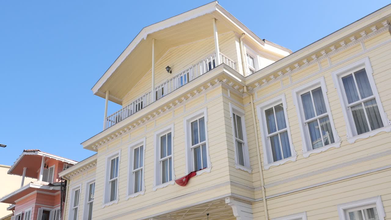 발코니가 있는 노란색 목조 건물