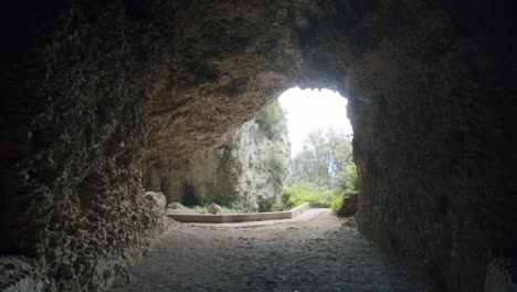Ruinas-Antiguas-De-Un-Tanque-Viejo-En-La-Isla-De-Capri,-En-Italia---05