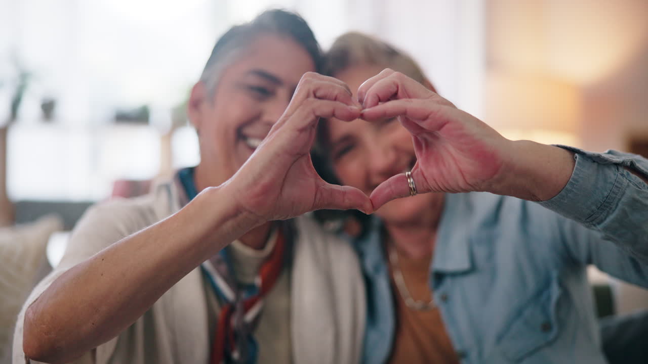 행복 한 부부 는 손 으로 심장 모양 을 형성 한다