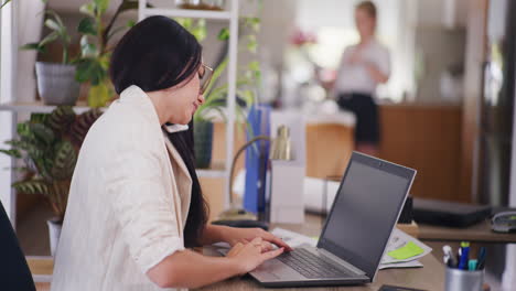 mujer de negocios ocupada en la computadora, el teléfono y los correos electrónicos