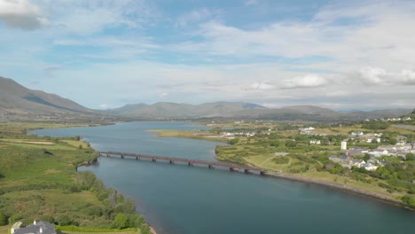 El-Viejo-Puente-Ferroviario-Oxidado-Cruza-El-Río