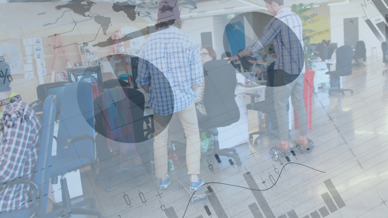 다양한 사업가들이 현대 사무실에서 스케이트보드를 타고 금융 데이터 처리의 애니메이션