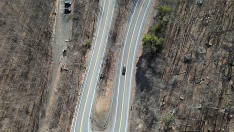 Vista-Aérea-De-Los-Automóviles-Que-Circulan-Por-La-Curva-Cerrada-En-Rt-4455-Gardiner-Ny