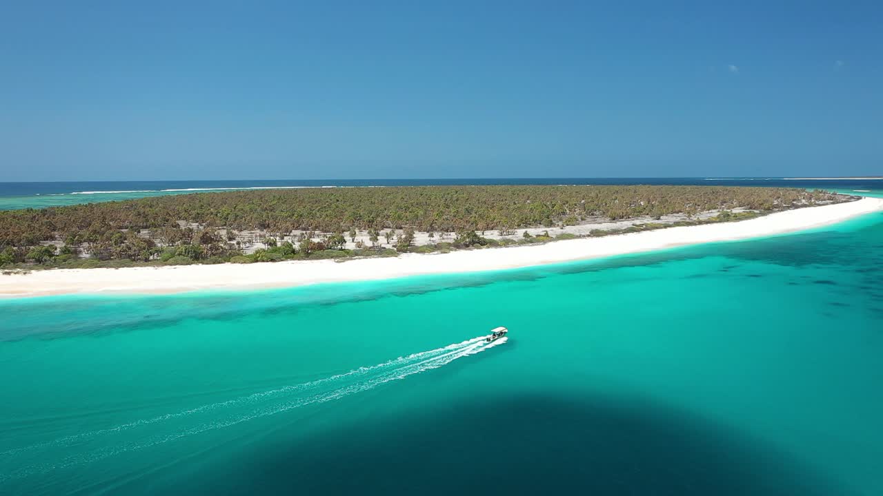 Eccellente scatto aereo di una piccola barca che si avvicina alle Isole Rote dell'Indonesia