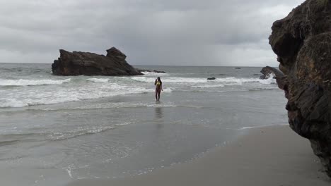 modelo de bikini bailando y tomándose selfies en la costa en esta increíble playa